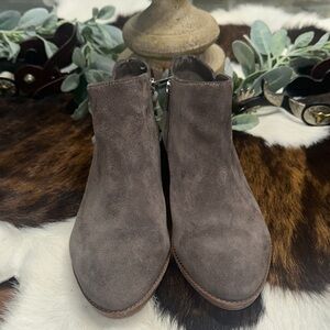 NWOT Gianni Bini Taupe  gray Suede Ankle Booties